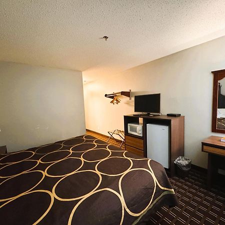 Super 8 By Wyndham Reedsburg Ξενοδοχείο Εξωτερικό φωτογραφία